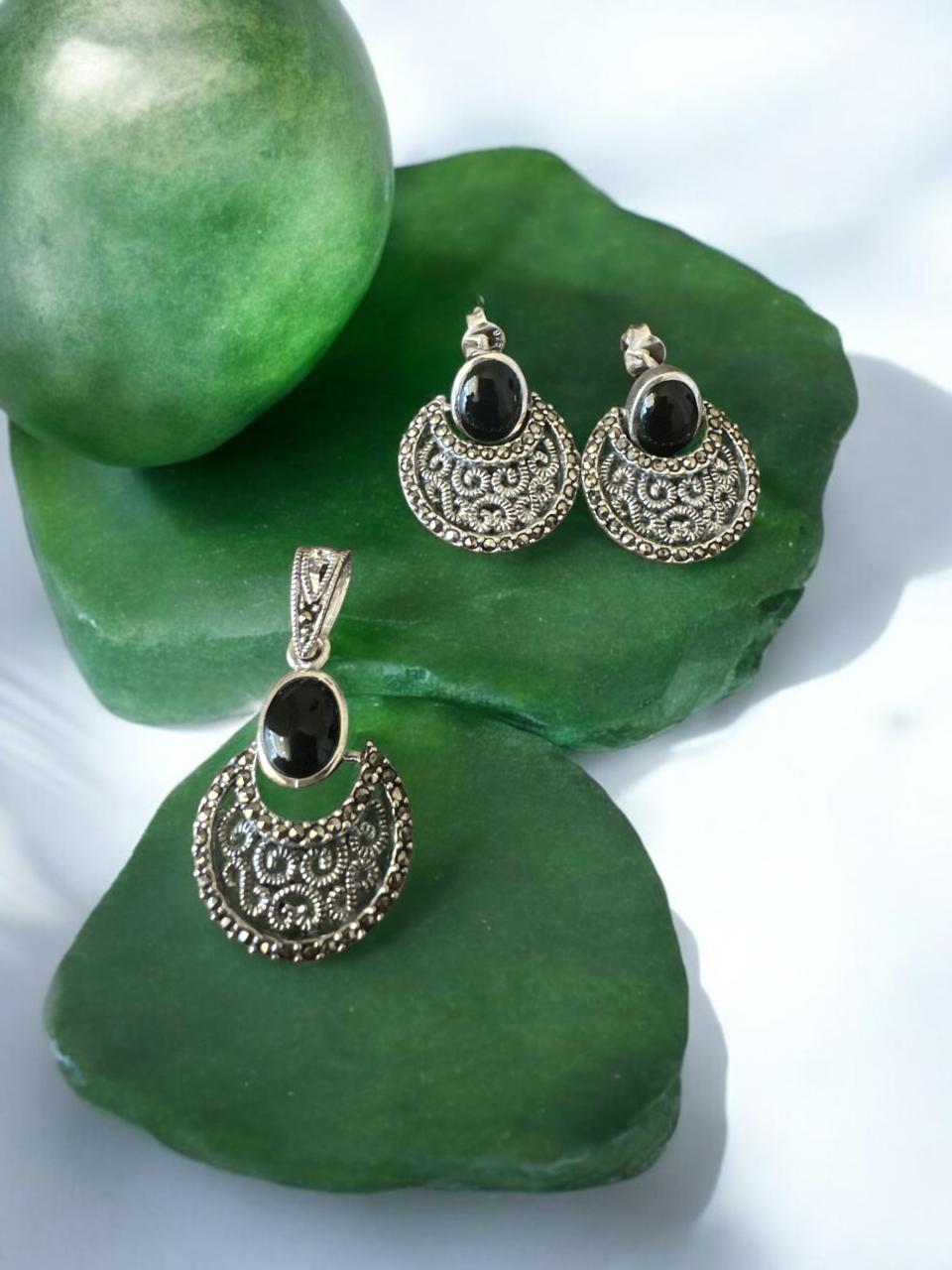 Marker Stone Pendent Set