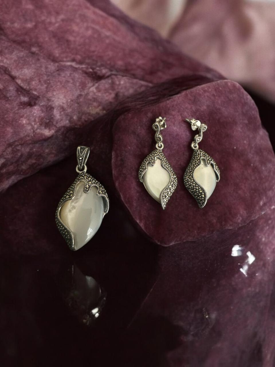 Marker Stone and Pearls Pendent Set