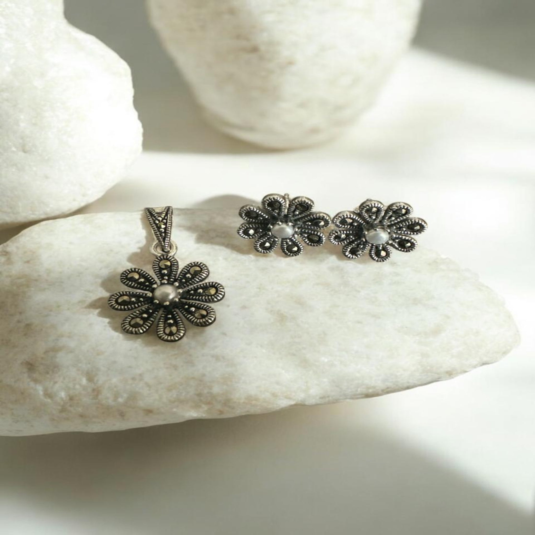 Marker Stone and flower Design Pendent Set