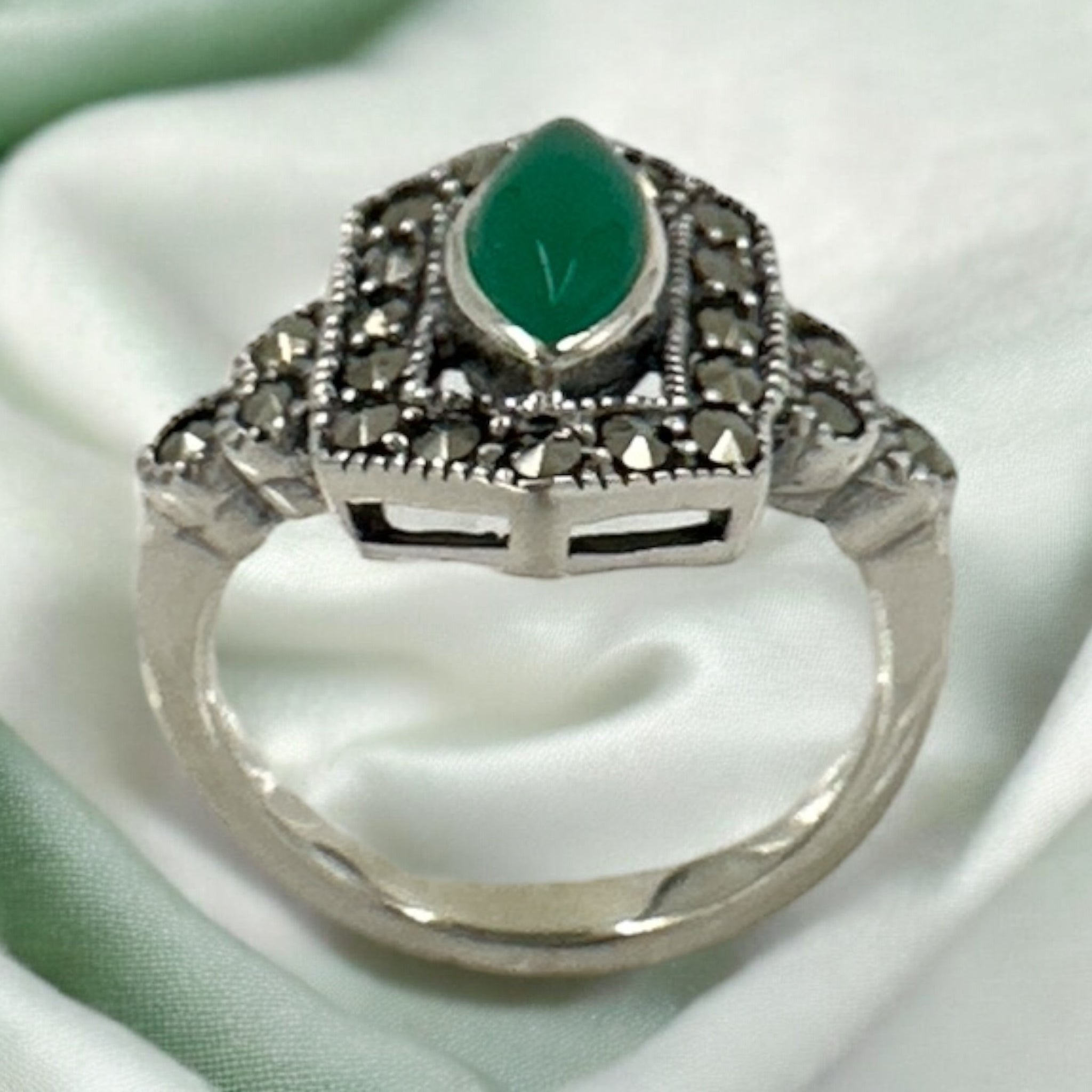 Emarald Stone Finger Ring (Women style)