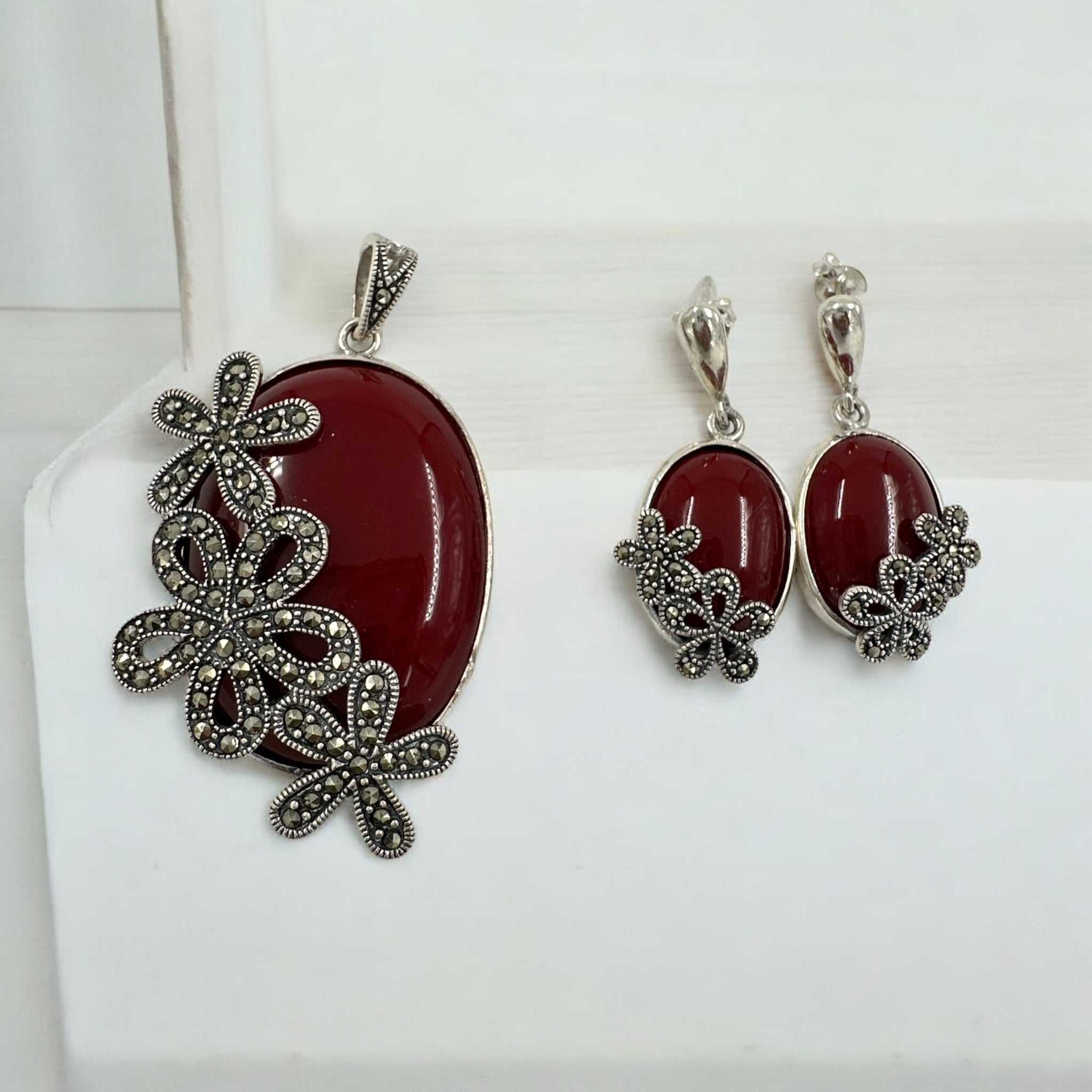 Precious Pendant Set 92.5 Silver marker stone with flower design