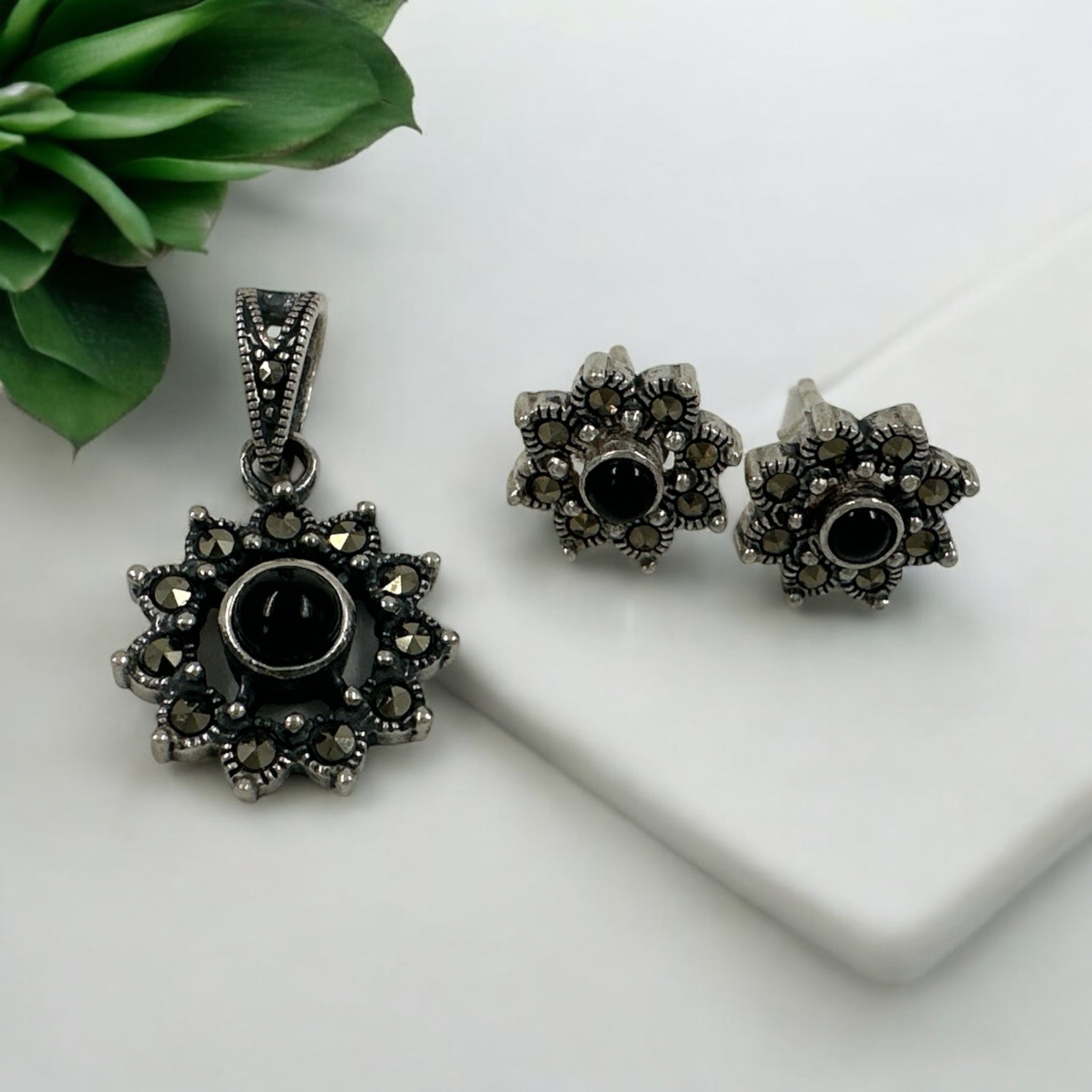 Precious Pendant Set 92.5 Silver Flower Modal With Marker Stone Silver polish