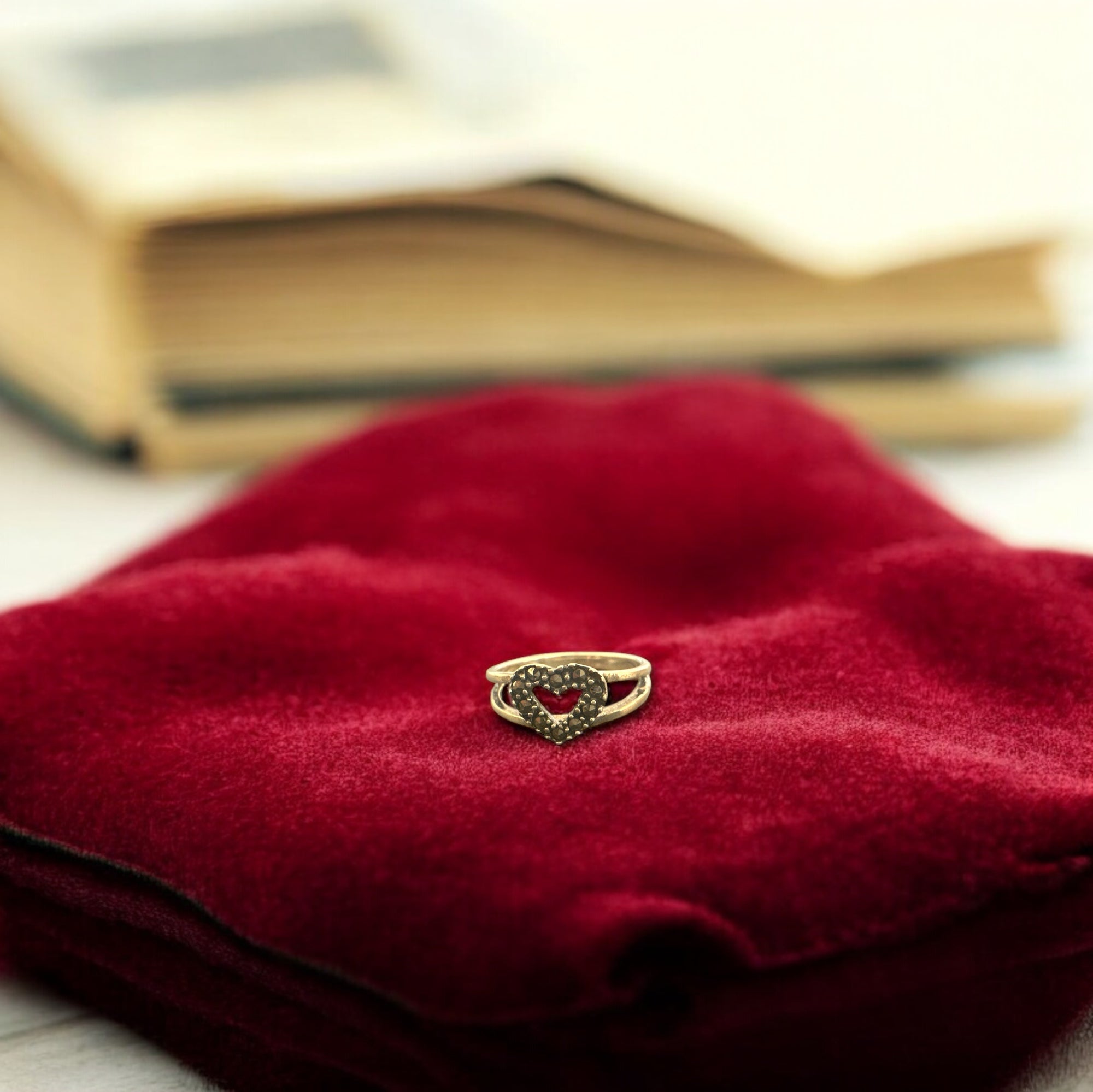 Precious finger ring 92.5 Silver Emarald stone