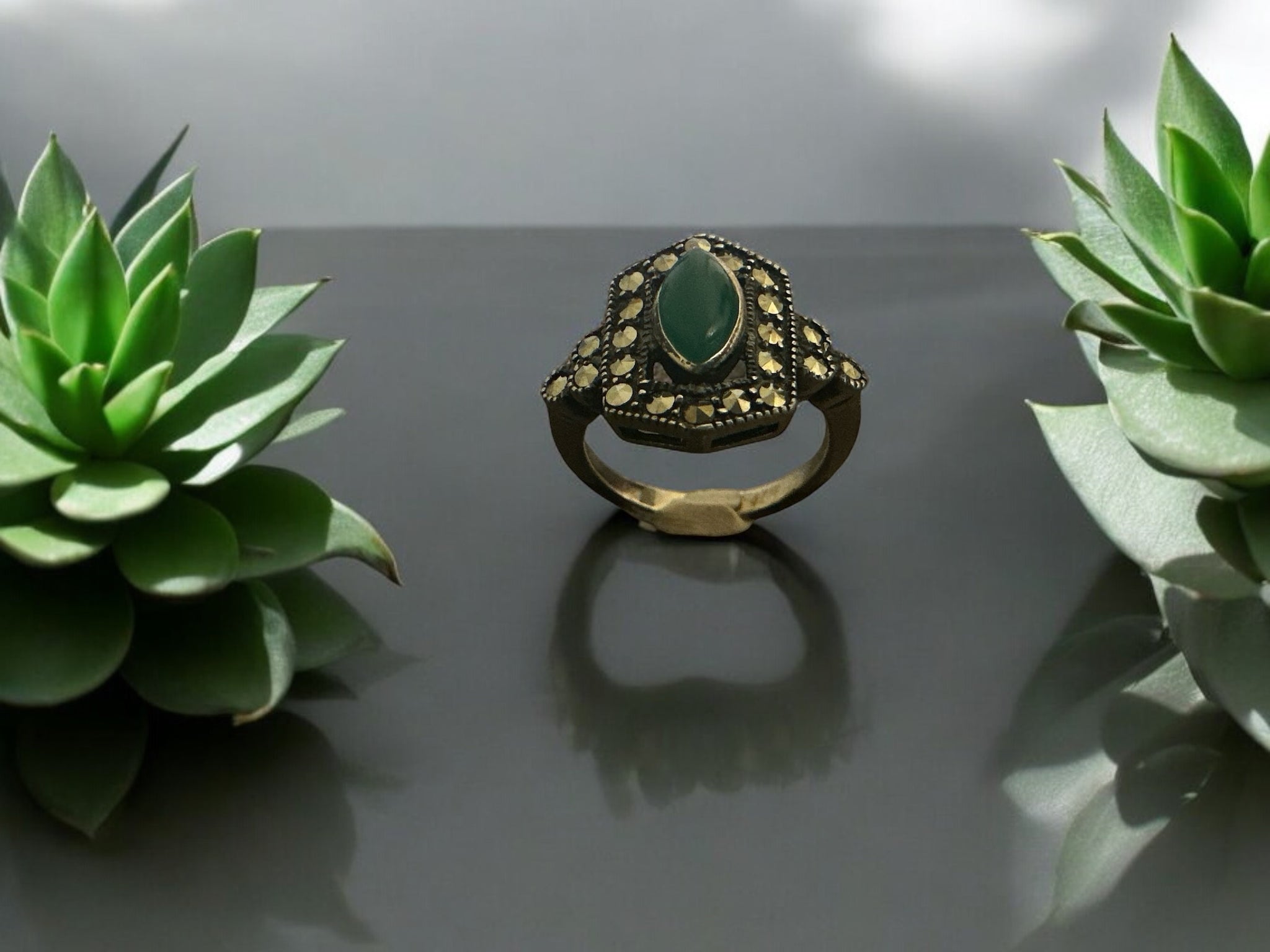 precious finger ring92.5  silver emarald