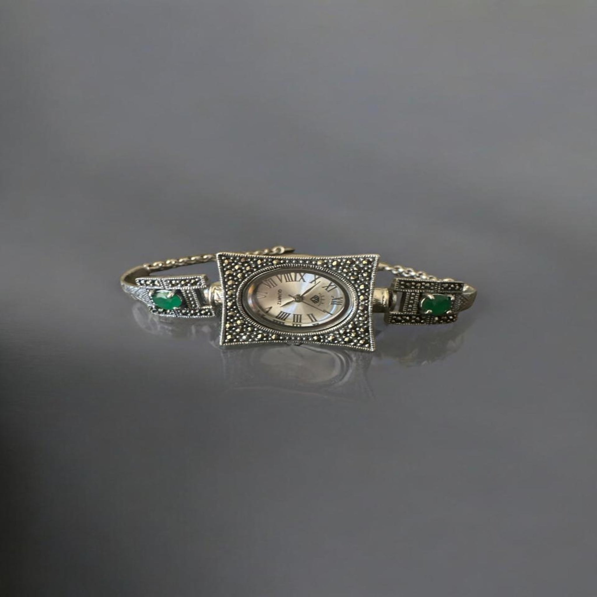 Emarald with marker stones Womens Watch