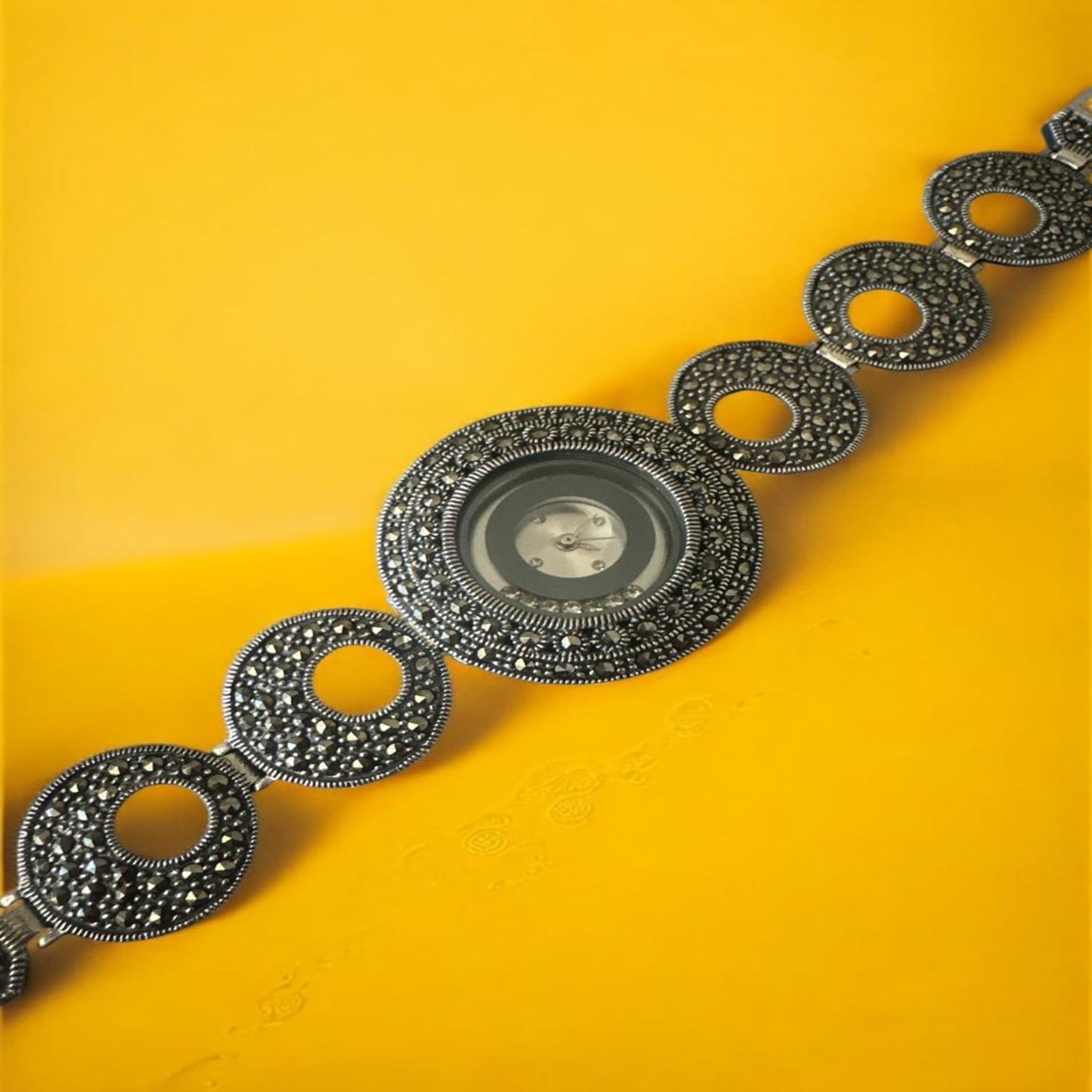 Round shapes Womens Watch