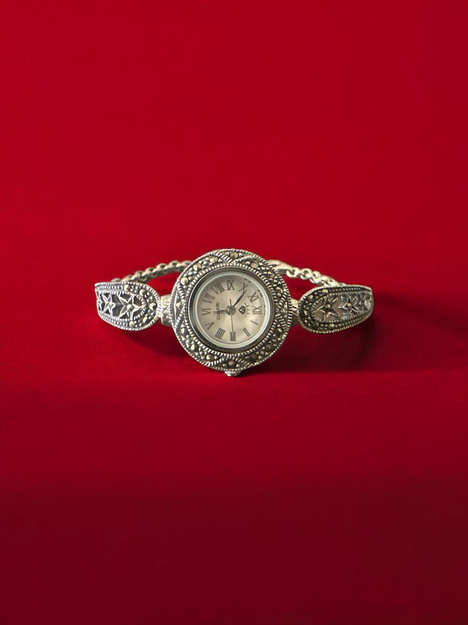 Round shape Womens Watch with Marker Stone