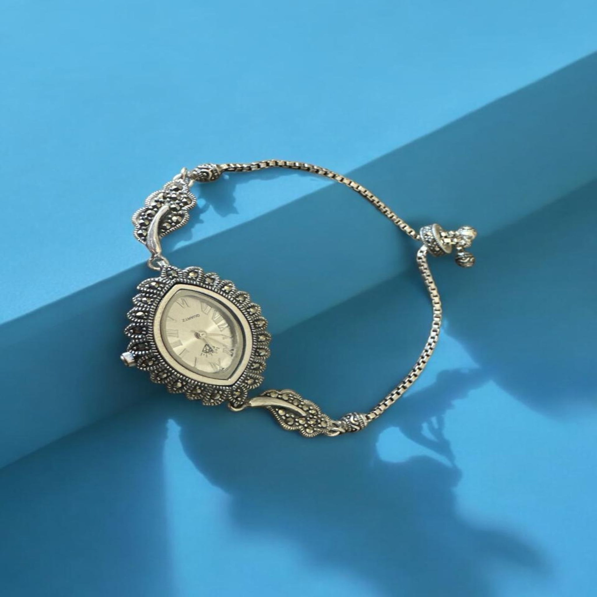 Leaf model and Ovel shape Womens Watch
