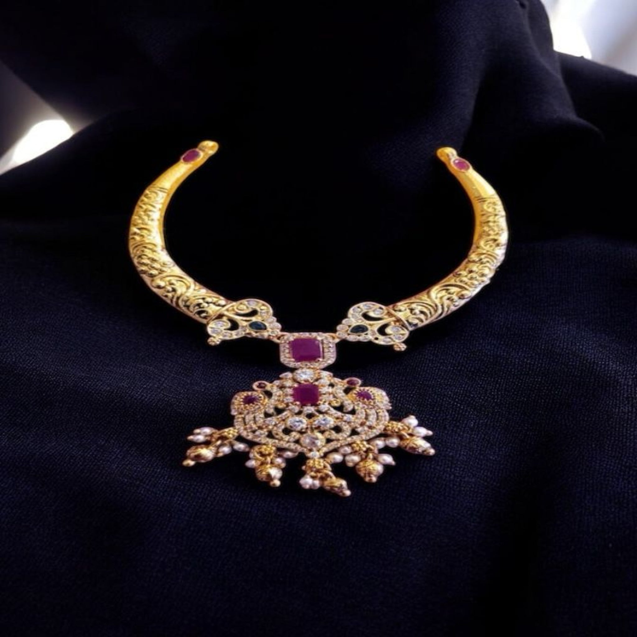 Kante modal With Lakshmi Pendant Necklace